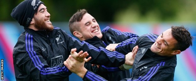 All Blacks wing Nehe Milner-Skudder, scrum-half TJ Perenara and fly-half Dan Carter enjoy a joke at training this week in London